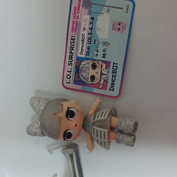 L.O.L SURPRISE Dance Dance Dance car, pool, and dance floor. 3-in-1 - Picture 7 of 8